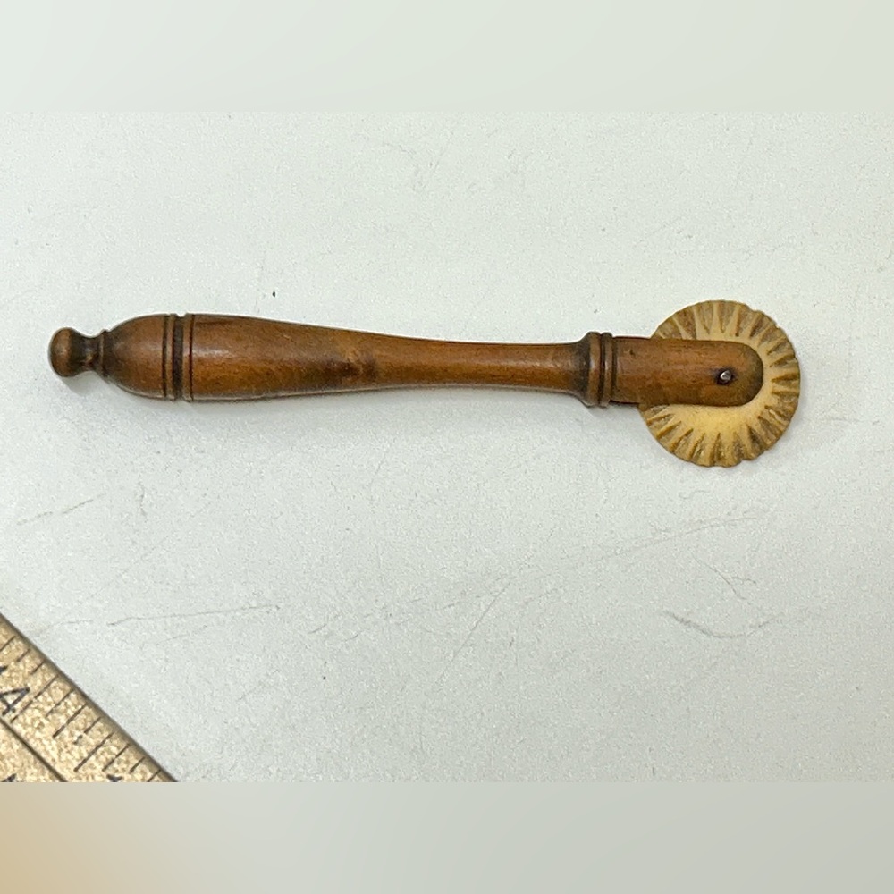 19th Century Antique Wooden Carved Bone Wheel Pie Crimper